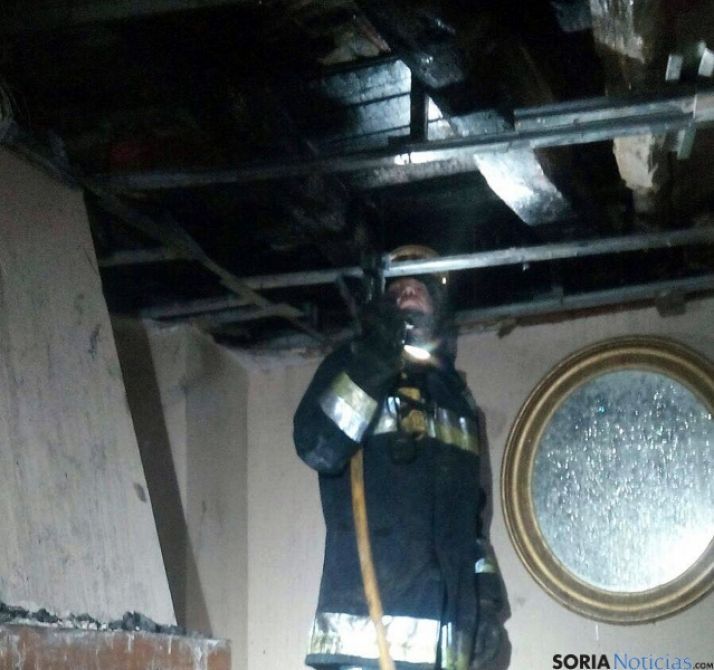 Un bombero en la vivienda./Dip