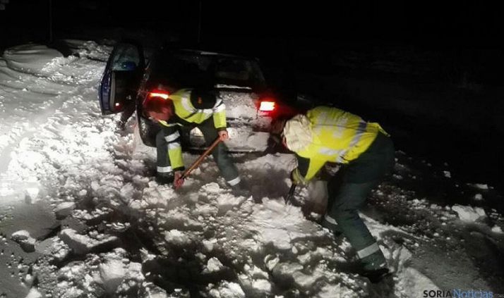 Agentes durante el rescate.