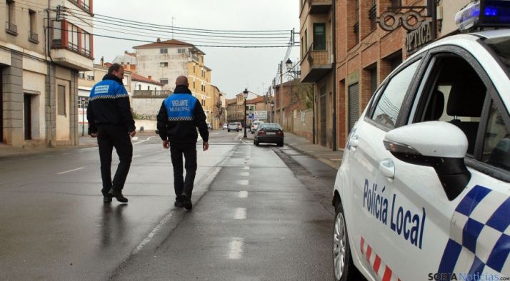 Dos de los tres vigilantes municipales con los que cuenta Ágreda. / SN