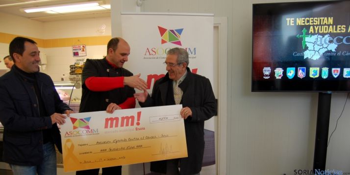 Pablo Arlegui entrega el vañe a Fernando Ligero