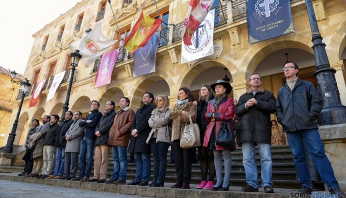 Representantes políticos a las puertas del Ayuntamiento este miércoles. / Ana Isla