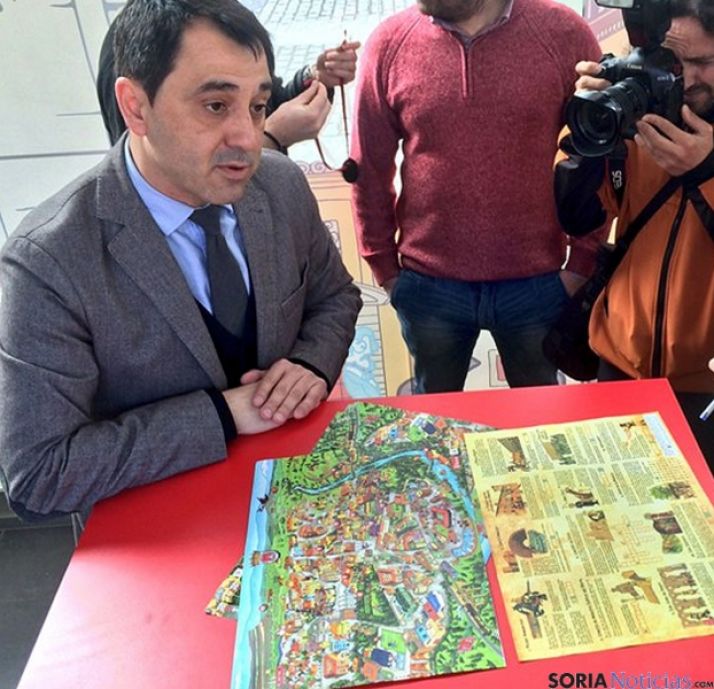 Muñoz con el plano./Ayto.