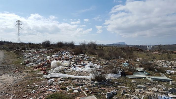 Escombrera ilegal en el camino del Polvorín.