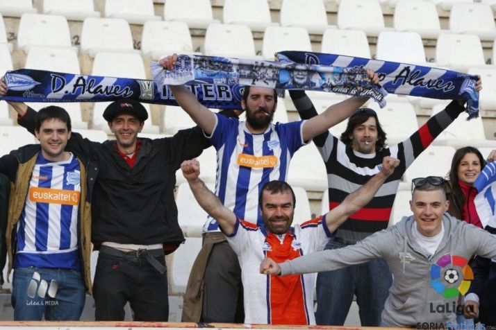 La afición alavesista celebra la victoria.