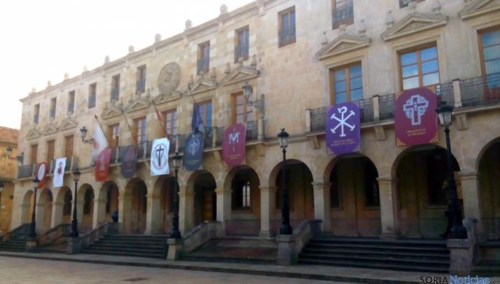 IU y Sorian@s rechazan que se coloque simbología religiosa en la fachada de la Casa Consistorial..