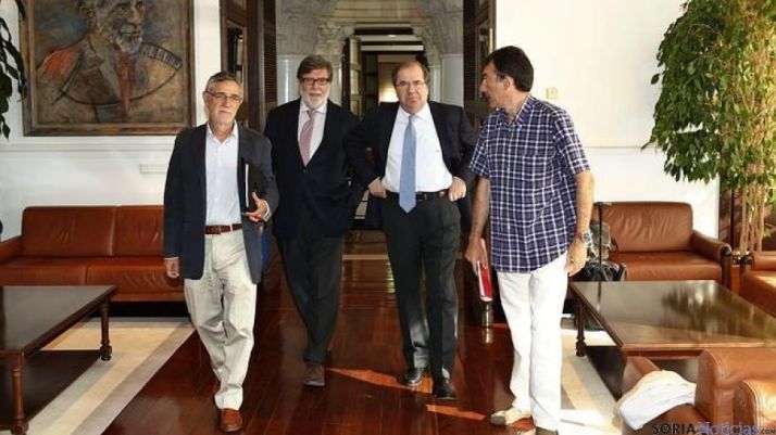 Representantes de CECALE y sindicatos, con Herrera.