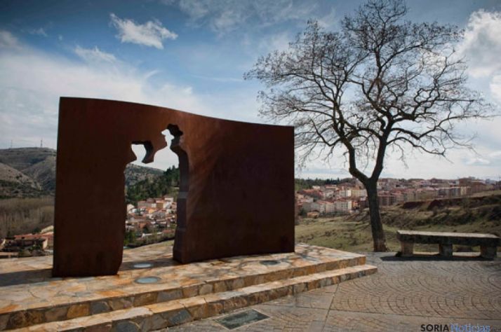 Monumento dedicado a Machado y Leonor en el mirador de los cuatro vientos.