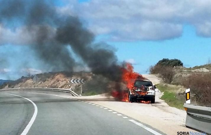 Las llamas devorando el vehículo./SN