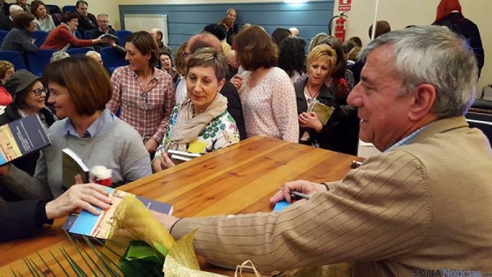 El autor, firmando libros.