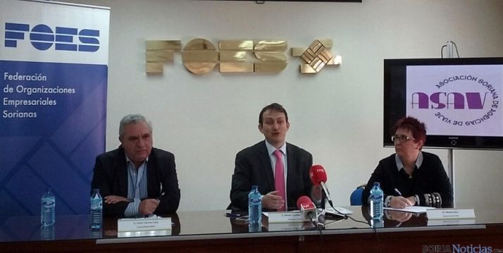 Sánchez, (izda.), Tundidor y Romera en la presentación de ASAV.