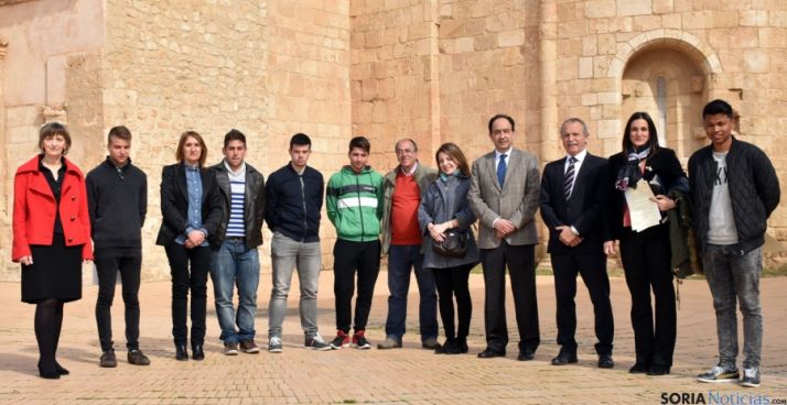 Alumnos, profesores y autoridades tras la entrega de diplomas. / Jta.