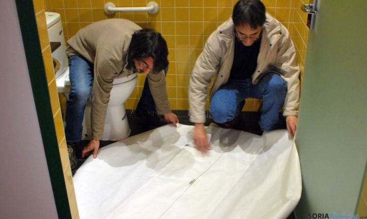 Romero (izda.) y Calvo demuestran el radio de giro en el baño de minusválidos. / SN