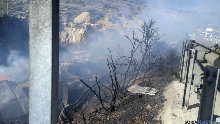El vehículo, pasto de las llamas en Lodares./SN