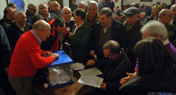 La votación de los socios este sábado tras ser convocados. / SN