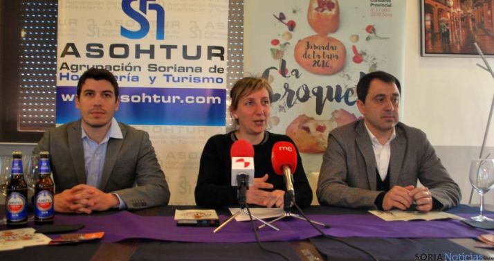 Pablo Moreno (izda.), Yolanda Santos y Javier Muñoz este jueves en Casa Toño./SN