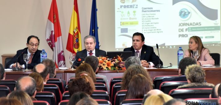 Agustín Sigüenza (2º izda.) en las Jornadas de difusión de Formación Profesional. / Jta.