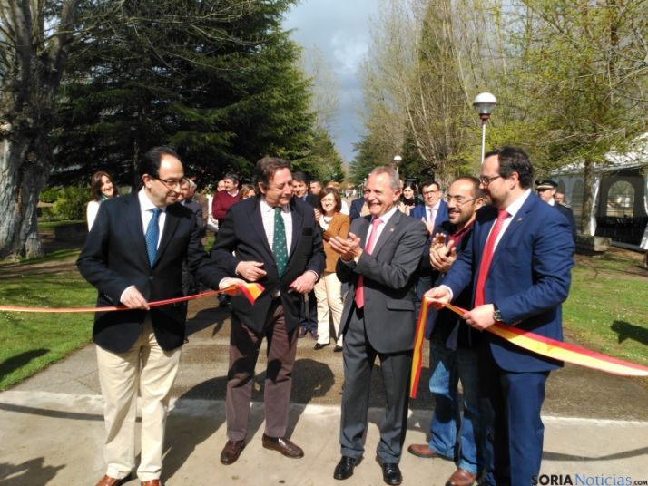 El escritor Alfonso Ussía ha cortado la cinta inaugural. /Fotos S.N.