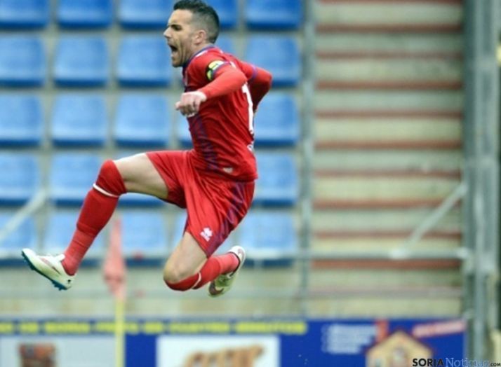 Julio alvarez celebra su diana 50./LFP