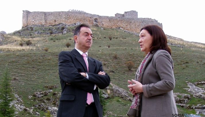 El alcalde, Jesús Alonso y la subdelegada del Gobierno, María José Heredia, bajo el castillo.