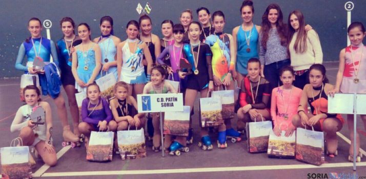 Foto de familia de las patinadoras.