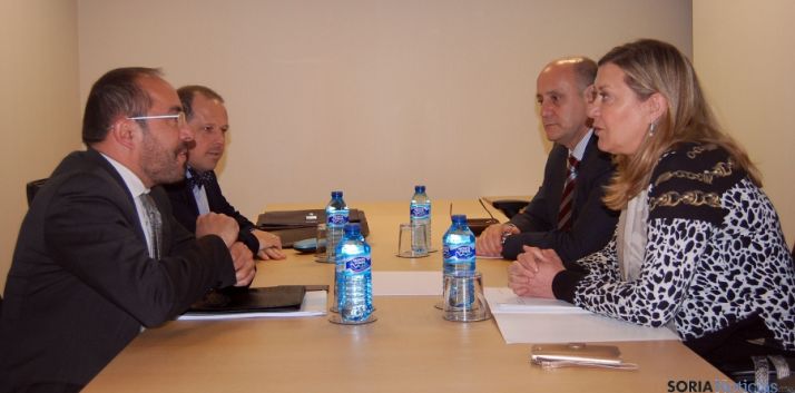 El presidente de la Diputación, frente a la consejera este miércoles. / SN