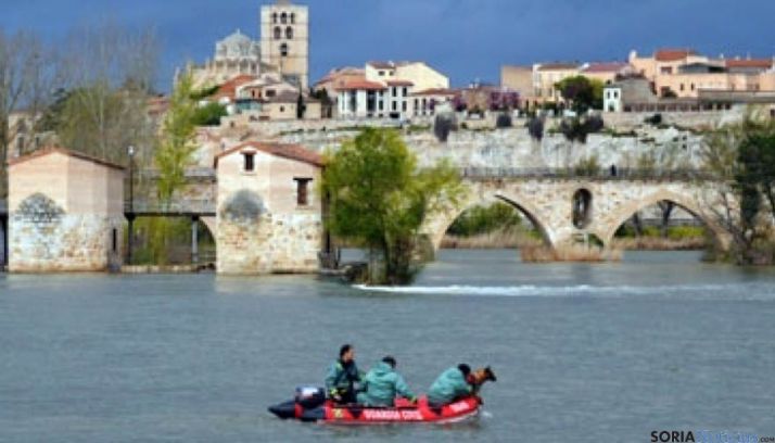 Labores de búsqueda en el río.