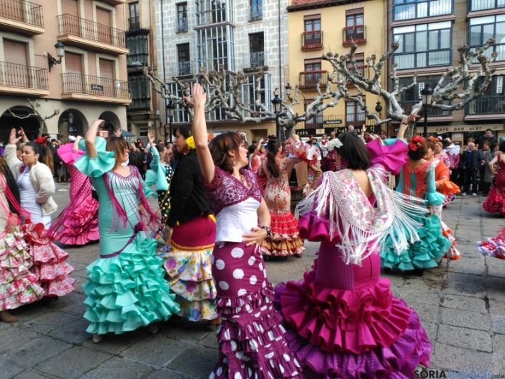 Baile de sevillanas en la plaza Mayor
