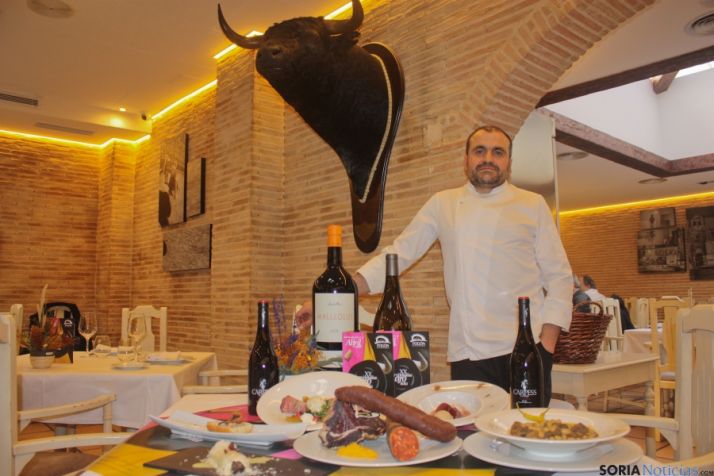 El chef Alberto López, junto a los platos de las jornadas