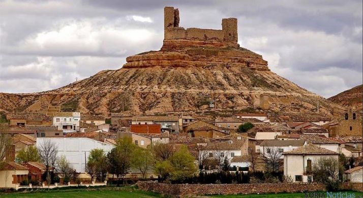El castillo, en un cerro sobre el pueblo./Dip.