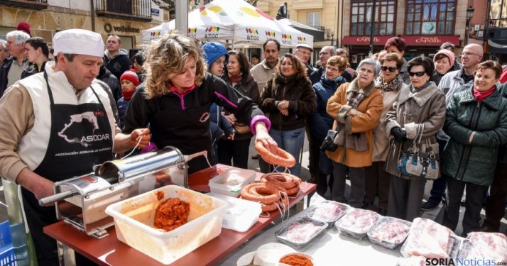 Los carniceros sorianos han salido a la calle a hacer sus embutidos al estilo tradicional. /Ana Isla