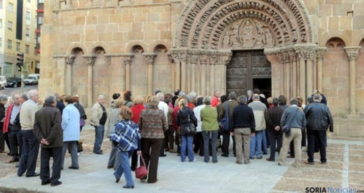 Visitantes en la portada de Santo Domingo, en la capital. / SN