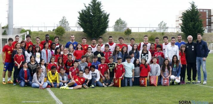 Los colegiales, con el combinado nacional.