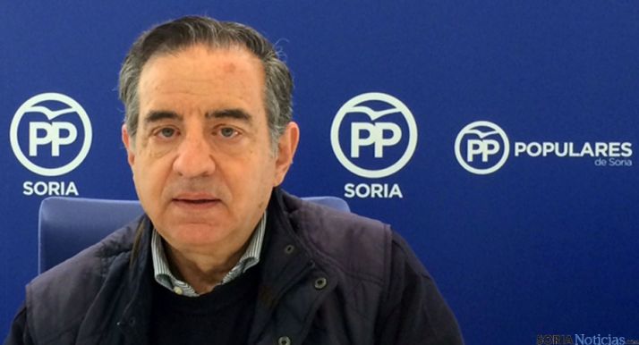 El concejal del PP, Rafael Sanz, explica los detalles de la sentencia del TSJ. 
