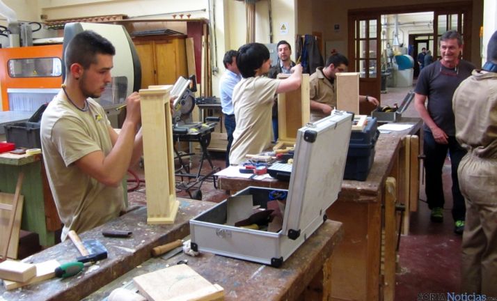 El soriano Adrian Martínez, en primer término, triunfador en Ebanistería. / Jta.