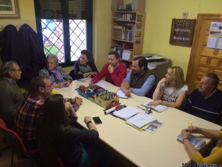 El grupo popular se reúne con la Asociación de La Barriada