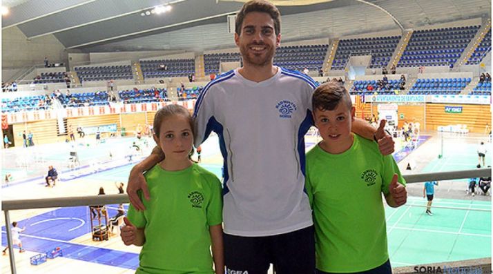 Los jugadores con su entrenador.