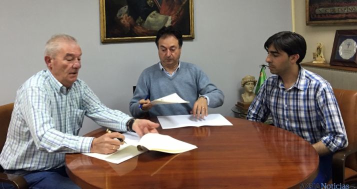 Imagen de la firma del convenio. / AytoBurgo