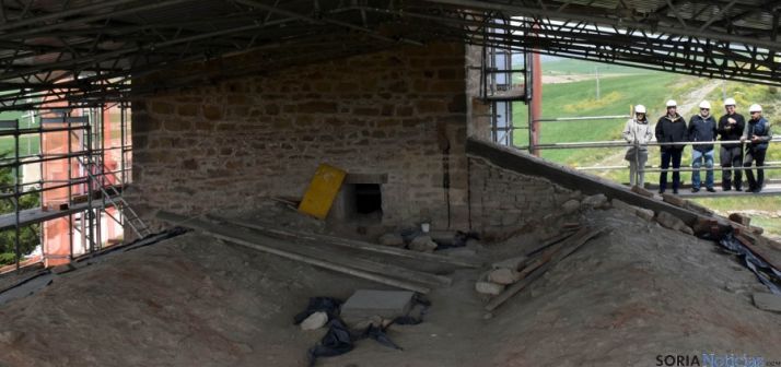 Imagen de las obras en el templo donde se aprecian las dos crestas de los tejados. / Jta