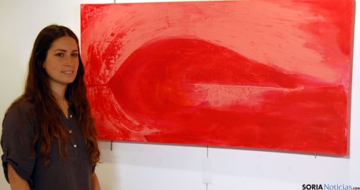 La autora con una de sus obras./Ayto.