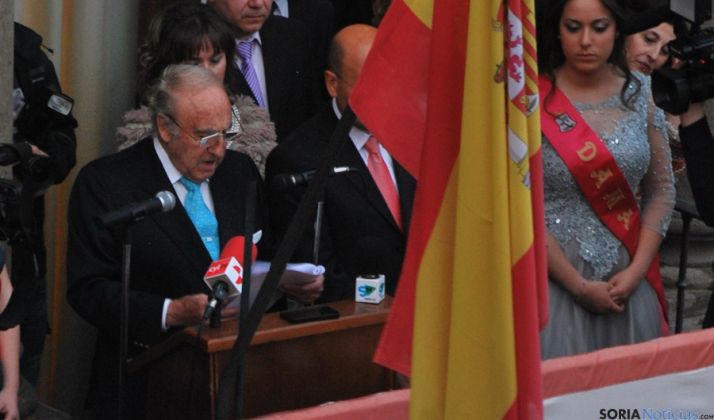 Emiliano Revilla en el balcón del consistorio agredeño este miércoles. / SN