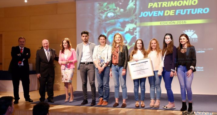 Alumnos y profesores en la entrega del premio. 