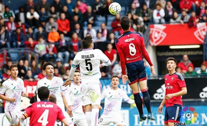 Uno de los lances del partido esta tarde en El Sadar. / LFP