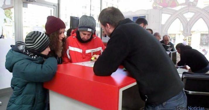 Visitantes en la oficina turística de Granados. / SN