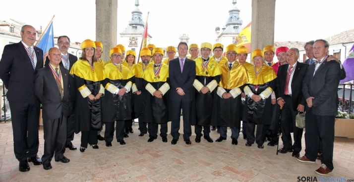 Los dentistas y el alcalde (ctro.).