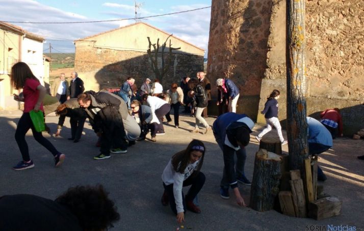 Los asistentes recogen caramelos./SN