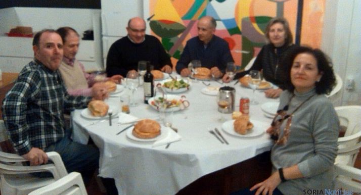 Agredeños dispuestos a degustar la tortilla./SN