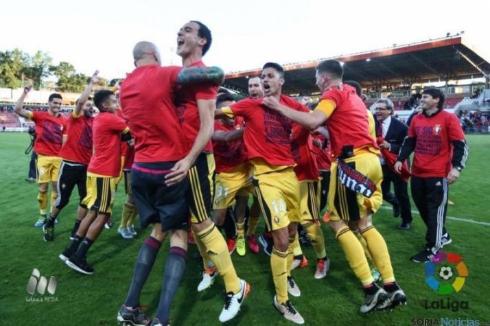 Alegría de los jugadores de Osasuna tras la victoria./ LFP