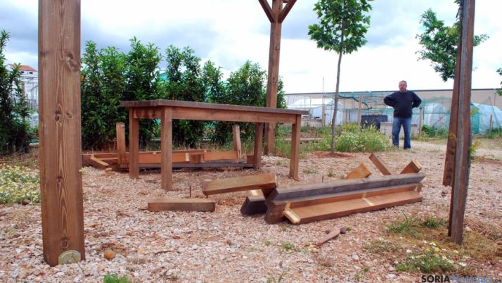 Bancos destrozados en el área hortícola./SN