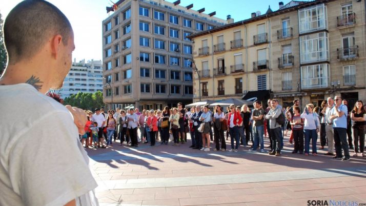 Imagen de la concentración en la tarde de este lunes. / SN