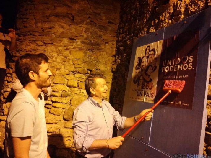 Pegada de carteles de la formación morada.